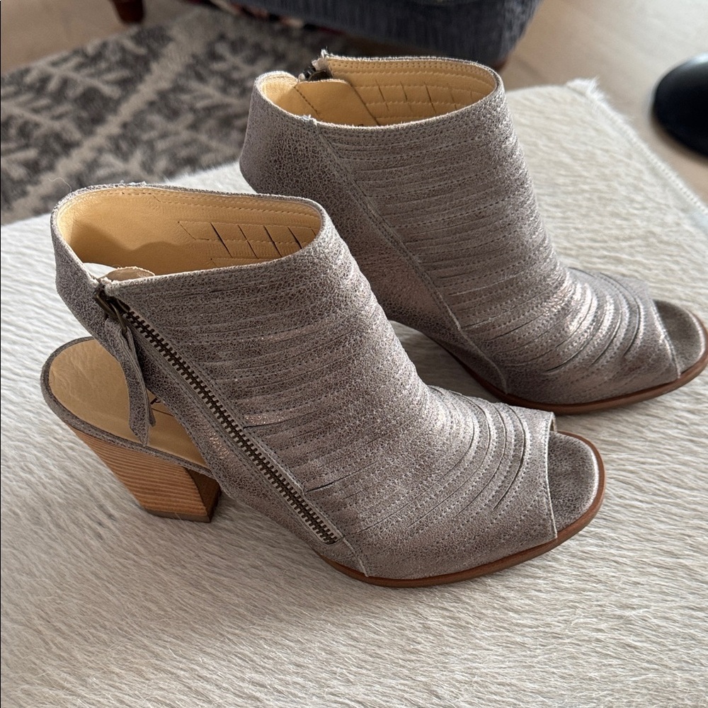 Paul Green grey/gold leather Peep-Toe Ankle Booties sz 8.5 EUC